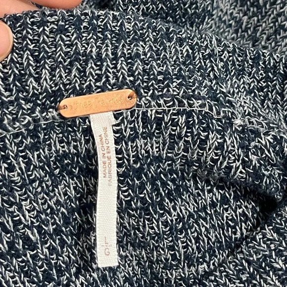 Free People mock neck blue & white marled cropped long sleeve sweater size large - Picture 6 of 9